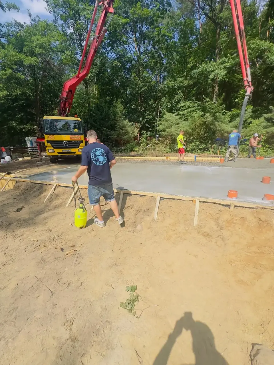 Prace przy betonowaniu płyty fundamentowej