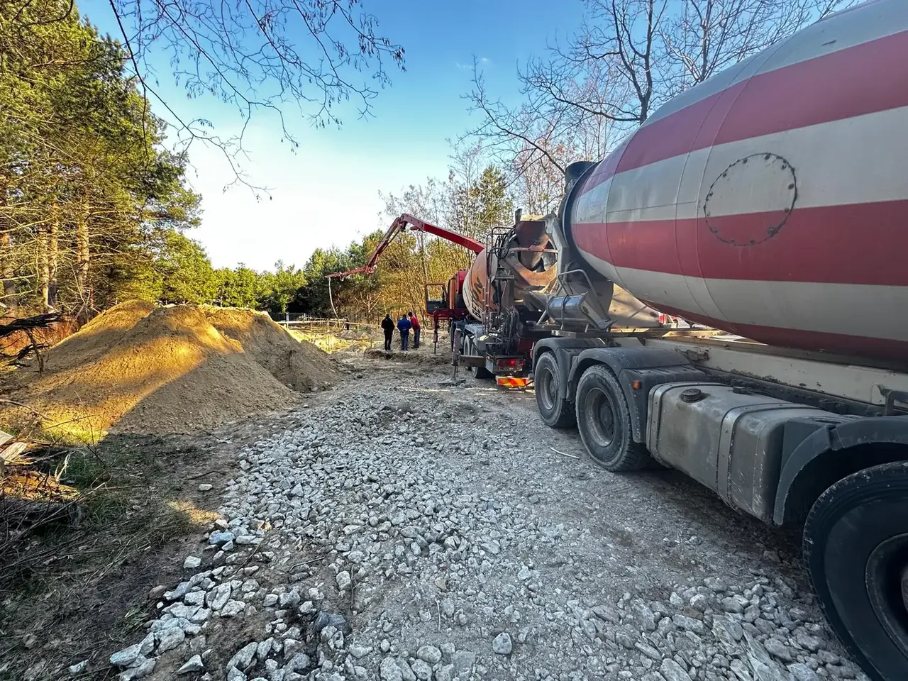 Betonomieszarka i pompa do betonu podczas robót budowlanych