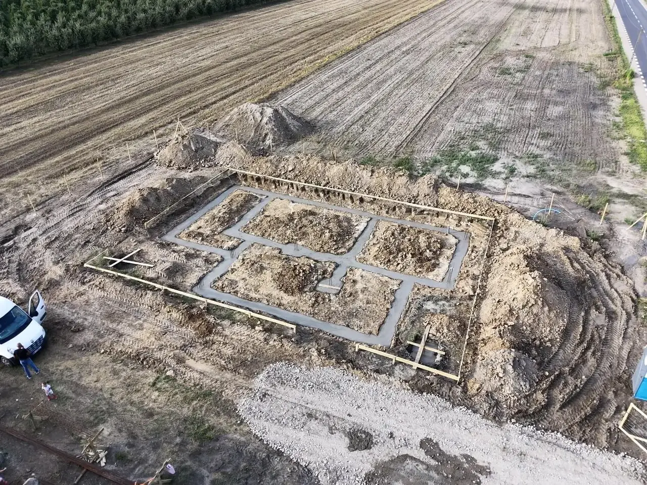 Widok z góry na obrys fundamentów na działce