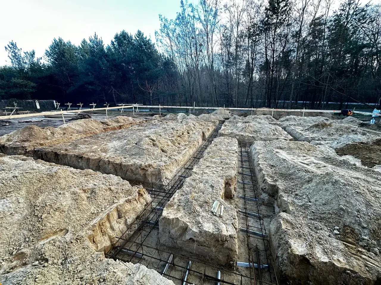 Zbrojenie ław fundamentowych przygotowane w wykopach